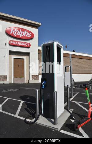 Los Angeles, CA USA - 21. Juli 2021: Ladestationen für Elektrofahrzeuge im Ralphs Lebensmittelgeschäft Stockfoto