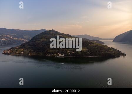 Luftpanorama des Iseo-Sees und des Monte Isola bei Sonnenuntergang, Lombardei, Italien Stockfoto