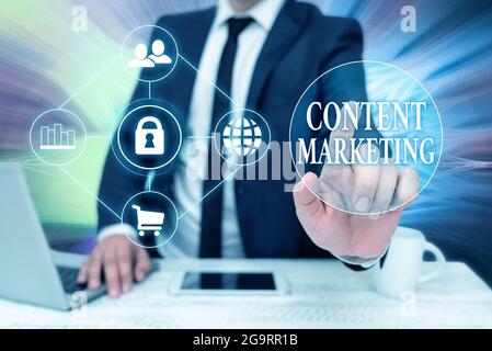 Inspiration zeigt Zeichen Content Marketing, Konzeptfoto beinhaltet die Erstellung und Weitergabe von Online-Material Bussiness man Sitting Desk Laptop an Stockfoto