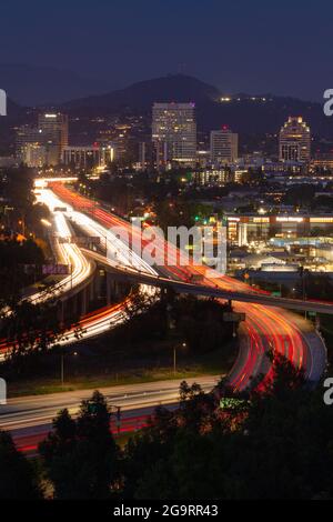 Die Autobahn 134, die in die Innenstadt von Glendale in der Abenddämmerung führt Stockfoto