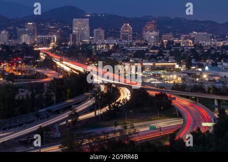 Die Autobahn 134, die in die Innenstadt von Glendale in der Abenddämmerung führt Stockfoto