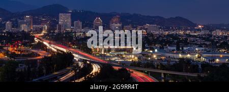 Die Autobahn 134, die in die Innenstadt von Glendale in der Abenddämmerung führt Stockfoto