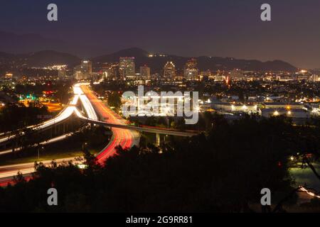 Die Autobahn 134, die in die Innenstadt von Glendale in der Abenddämmerung führt Stockfoto