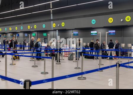 Thessaloniki, Griechenland - 23. April 2021. Das Innere des neuen Terminals des internationalen Flughafens Thessaloniki Makedonia SKG Stockfoto