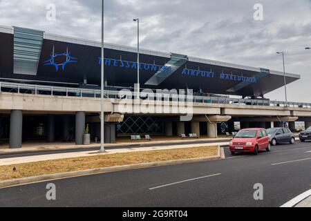 Thessaloniki, Griechenland - 23. April 2021. Neuer Terminal des internationalen Flughafens Thessaloniki Makedonia SKG Stockfoto