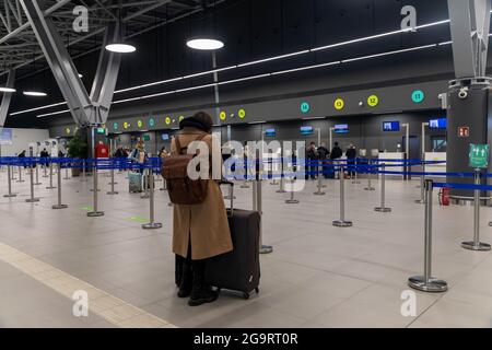 Thessaloniki, Griechenland - 23. April 2021. Das Innere des neuen Terminals des internationalen Flughafens Thessaloniki Makedonia SKG Stockfoto