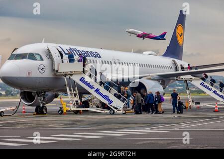 Thessaloniki, Griechenland - 23. April 2021. Personen, die am internationalen Flughafen Thessaloniki, Griechenland, zum lufthansa-Flugzeug steigen Stockfoto
