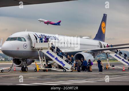 Thessaloniki, Griechenland - 23. April 2021. Personen, die am internationalen Flughafen Thessaloniki, Griechenland, zum lufthansa-Flugzeug steigen Stockfoto