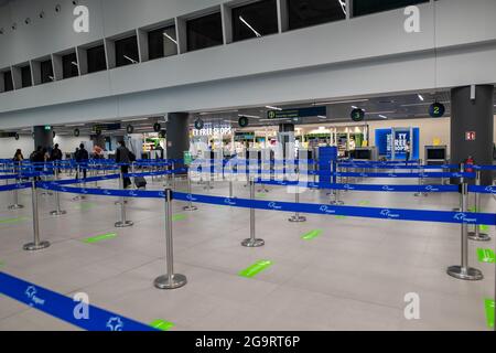 Thessaloniki, Griechenland - 23. April 2021. Das Innere des neuen Terminals des internationalen Flughafens Thessaloniki Makedonia SKG Stockfoto