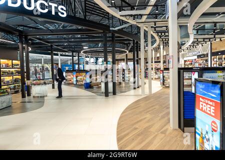 Thessaloniki, Griechenland - 23. April 2021. Duty Free Shop des neuen Terminals des internationalen Flughafens Thessaloniki Makedonia SKG Stockfoto