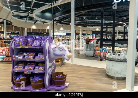 Thessaloniki, Griechenland - 23. April 2021. Duty Free Shop des neuen Terminals des internationalen Flughafens Thessaloniki Makedonia SKG Stockfoto