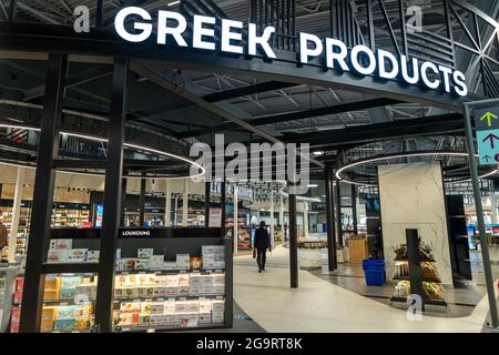 Thessaloniki, Griechenland - 23. April 2021. Duty Free Shop des neuen Terminals des internationalen Flughafens Thessaloniki Makedonia SKG Stockfoto