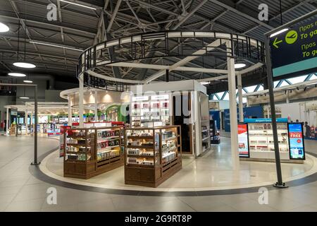 Thessaloniki, Griechenland - 23. April 2021. Duty Free Shop des neuen Terminals des internationalen Flughafens Thessaloniki Makedonia SKG Stockfoto