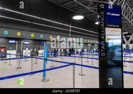 Thessaloniki, Griechenland - 23. April 2021. Das Innere des neuen Terminals des internationalen Flughafens Thessaloniki Makedonia SKG Stockfoto