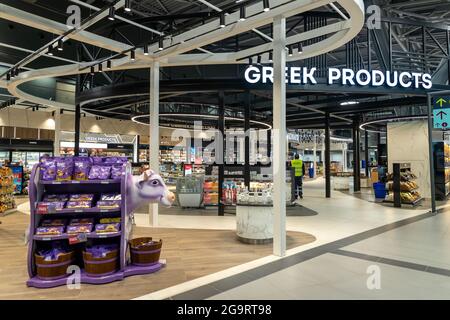 Thessaloniki, Griechenland - 23. April 2021. Duty Free Shop des neuen Terminals des internationalen Flughafens Thessaloniki Makedonia SKG Stockfoto