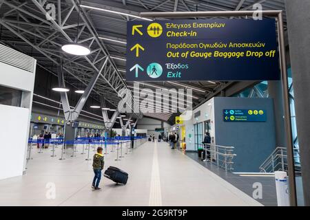 Thessaloniki, Griechenland - 23. April 2021. Das Innere des neuen Terminals des internationalen Flughafens Thessaloniki Makedonia SKG Stockfoto