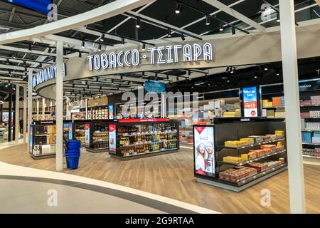 Thessaloniki, Griechenland - 23. April 2021. Duty Free Shop des neuen Terminals des internationalen Flughafens Thessaloniki Makedonia SKG Stockfoto