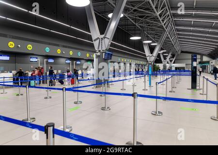 Thessaloniki, Griechenland - 23. April 2021. Das Innere des neuen Terminals des internationalen Flughafens Thessaloniki Makedonia SKG Stockfoto