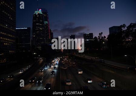 Los Angeles, CA USA - Februar 7 2020: Verkehr auf dem Harbor Freeway durch Downtown Los Angeles bei Sonnenuntergang Stockfoto