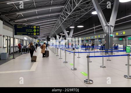 Thessaloniki, Griechenland - 23. April 2021. Das Innere des neuen Terminals des internationalen Flughafens Thessaloniki Makedonia SKG Stockfoto