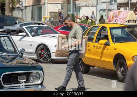 Thessaloniki, Griechenland - 3. Juli 2021. Der spanische Schauspieler Antonio Banderas (C) während der Dreharbeiten zum Action-Thriller The Enforcer in den Straßen von T Stockfoto