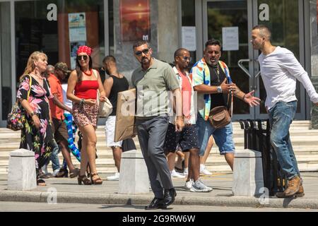 Thessaloniki, Griechenland - 3. Juli 2021. Der spanische Schauspieler Antonio Banderas (C) während der Dreharbeiten zum Action-Thriller The Enforcer in den Straßen von T Stockfoto