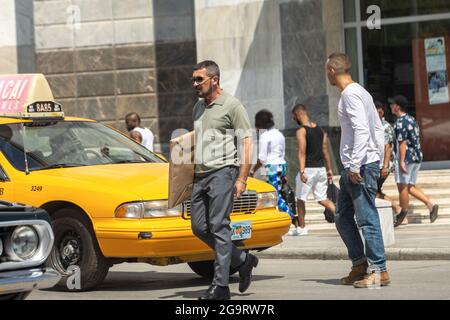 Thessaloniki, Griechenland - 3. Juli 2021. Der spanische Schauspieler Antonio Banderas (C) während der Dreharbeiten zum Action-Thriller The Enforcer in den Straßen von T Stockfoto