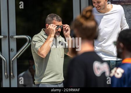 Thessaloniki, Griechenland - 3. Juli 2021. Der spanische Schauspieler Antonio Banderas (C) während der Dreharbeiten zum Action-Thriller The Enforcer in den Straßen von T Stockfoto