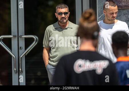 Thessaloniki, Griechenland - 3. Juli 2021. Der spanische Schauspieler Antonio Banderas (C) während der Dreharbeiten zum Action-Thriller The Enforcer in den Straßen von T Stockfoto