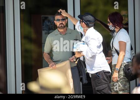 Thessaloniki, Griechenland - 3. Juli 2021. Der spanische Schauspieler Antonio Banderas (C) während der Dreharbeiten zum Action-Thriller The Enforcer in den Straßen von T Stockfoto