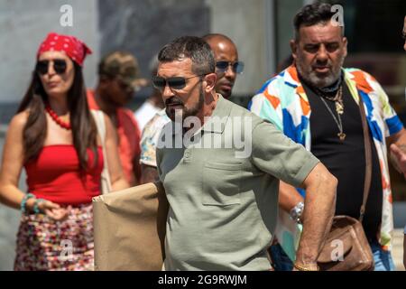 Thessaloniki, Griechenland - 3. Juli 2021. Der spanische Schauspieler Antonio Banderas (C) während der Dreharbeiten zum Action-Thriller The Enforcer in den Straßen von T Stockfoto