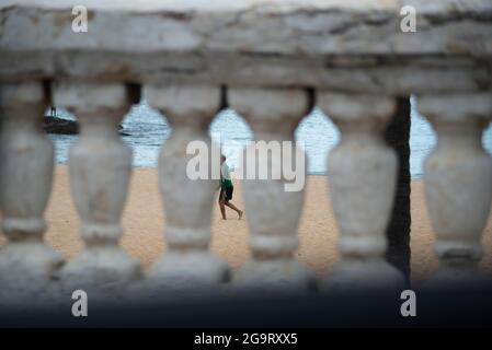 Graue Balustrade am Rande von Porto da Barra Stockfoto