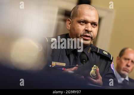 United States Capitol Police Officer Sgt. Aquilino Gonell bezeugt vor dem House Select Committee, das den Angriff auf das US-Kapitol vom 6. Januar am 27. Juli 2021 im Canon House Office Building in Washington, DC untersucht. Quelle: Oliver Contreras/Pool via CNP Stockfoto