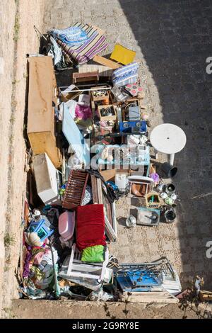 CHEFCHAOUEN, MAROKKO - 31. Aug 2018: In Chefchaouen, Marokko, wurde ein großer Stapel von Metallobjekten und Möbeln übereinander geworfen Stockfoto