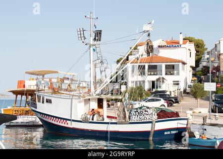 Tribunj, Kroatien - 8. Juli 2021: Kommerzielle Fischerboot-Trawler-Boote, die am Sommertag auf einem Dock festgemacht wurden Stockfoto