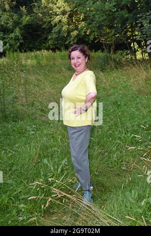 München, Deutschland. Juli 2021. Die Schauspielerin und Komikerin Franziska Traub vor der Fotoprobe für das Stück 'Ungeheuer heiß' im Freilichttheater im Gastgarten Siebenbrunn. Quelle: Ursula Düren/dpa/Alamy Live News Stockfoto