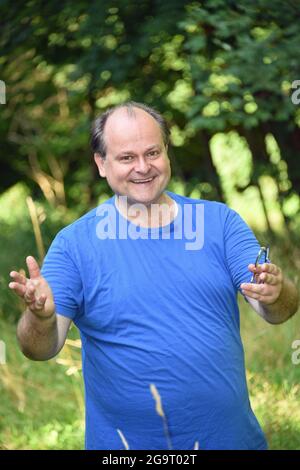 München, Deutschland. Juli 2021. Der Schauspieler Markus Majowski vor der Fotoprobe zum Stück 'Ungeheuer heiß' im Freilichttheater im Gastgarten Siebenbrunn. Quelle: Ursula Düren/dpa/Alamy Live News Stockfoto