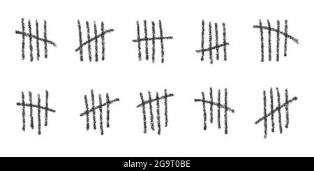 Aktivkohle-Markierungen. Handgezeichnete Stäbe, sortiert nach vier und durchgestrichen durch Schrägstrich. Tag zählen Symbole auf der Gefängnismauer. Unäre numerische Systemzeichen auf weißem Hintergrund isoliert. Vektorgrafik Stock Vektor