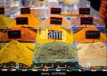 Auswahl an traditionellen Gewürzen auf dem Straßenmarkt in der Türkei. Stockfoto