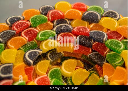 Zucker-bestreut Süßigkeiten, Gelee, Marmelade, süß, Süßigkeiten, Zucker, lecker, Farbe, bunt, bunte Halbfrucht-Dessert, zum Verkauf während der Lebensmittel fe Stockfoto