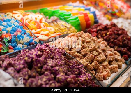 Eine Vielfalt an türkischen Spezialitäten, bekannt als Turkish Delight, steht vor allem in allen Gebieten des türkischen Landes zum Verkauf. Stockfoto