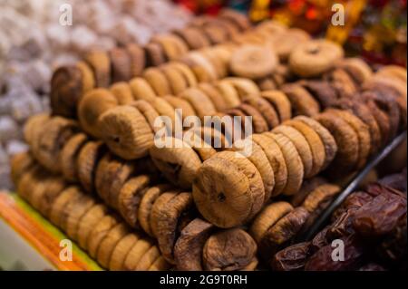 Feigen zum Verkauf am Marktstand auf dem türkischen Straßenmarkt. Stockfoto