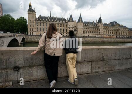 Nicht identifizierte zufällige Pariser Menschen und Orte in den Straßen von Paris Stockfoto