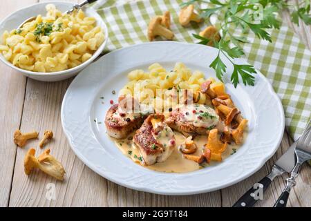 Schweinefilet mit schwäbischem Spätzle und frischen Pfifferlingen in cremiger Sauce Stockfoto