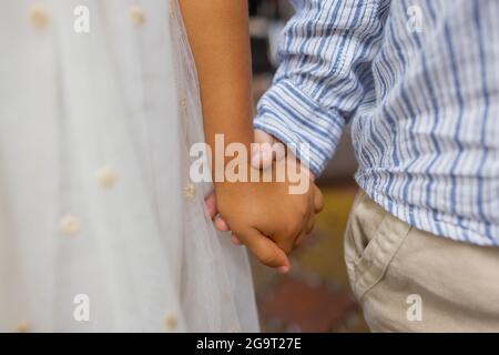 Des Menschen Hand sanft die Hand der Frau - closeup Schuß Stockfoto