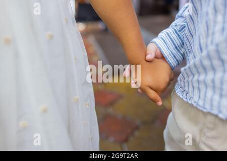 Des Menschen Hand sanft die Hand der Frau - closeup Schuß Stockfoto