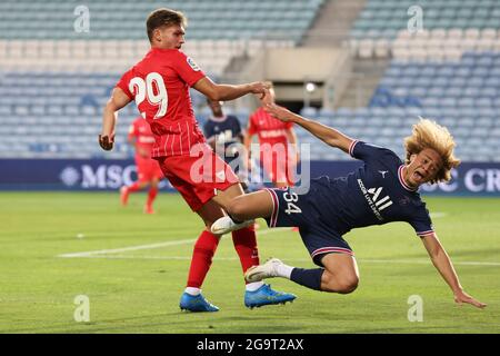 Faro, Portugal. 27. Juli 2021, Xavi Simons von Paris Saint Germain und Juanmi G. von Sevilla CF während des Vorsaison-Freundschaftsspiel zwischen Sevilla CF und Paris Saint Germain im Algarve-Stadion in Faro, Portugal. (Kredit: Jose Luis Contreras) Stockfoto