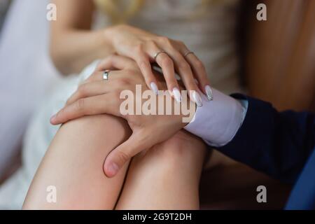 Des Menschen Hand sanft die Hand der Frau - closeup Schuß Stockfoto