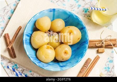 Süße Äpfel aus der Dose für den Winter auf einem Teller Stockfoto
