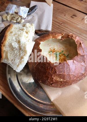 Muschel Chowder in Brotschale. Hausgemachte Sahnesuppe Stockfoto